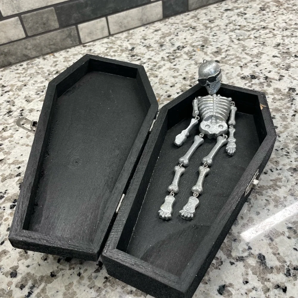 Halloween decoration, coffin with skeleton - Picture 1 of 5